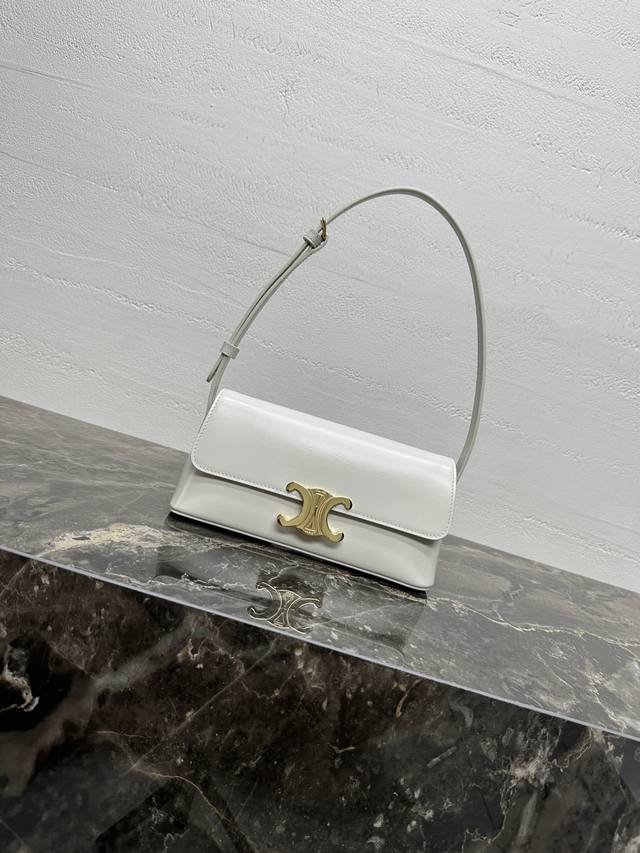 Triomphe has added a new model of underarm bag. It is the most versatile and dur