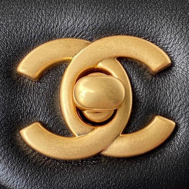 Chanelas1787 popular metal Cf Mini flap bag. A small gold ball is added to the c
