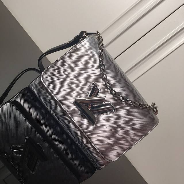 M50280 Silver Top Original Twist Medium Handbag This chic small handbag hides a