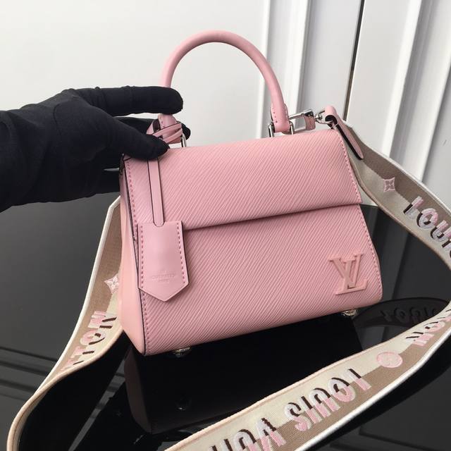 M58928 Pink Original This Cluny mini bag features a removable jacquard shoulder
