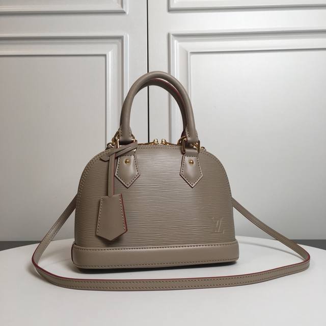 M40301 Top Original Elephant Grey Top Original This Alma Bb bag features a class