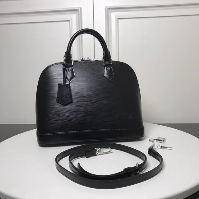 Alma Handbag M40302g Top Original A particularly structural Louis Vuitton bag. T