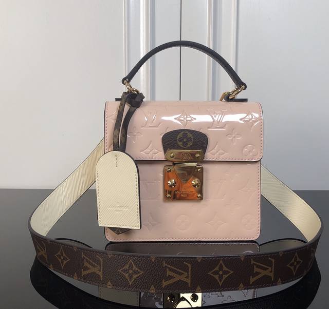 M90376 Ballet Pink Top Original This Spring Street handbag is made of Monogram V