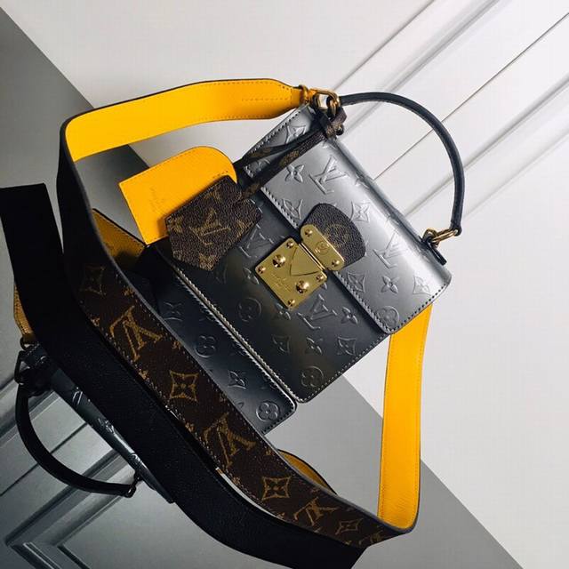 M90376 Silver Top Original This Spring Street handbag is made of Monogram Vernis
