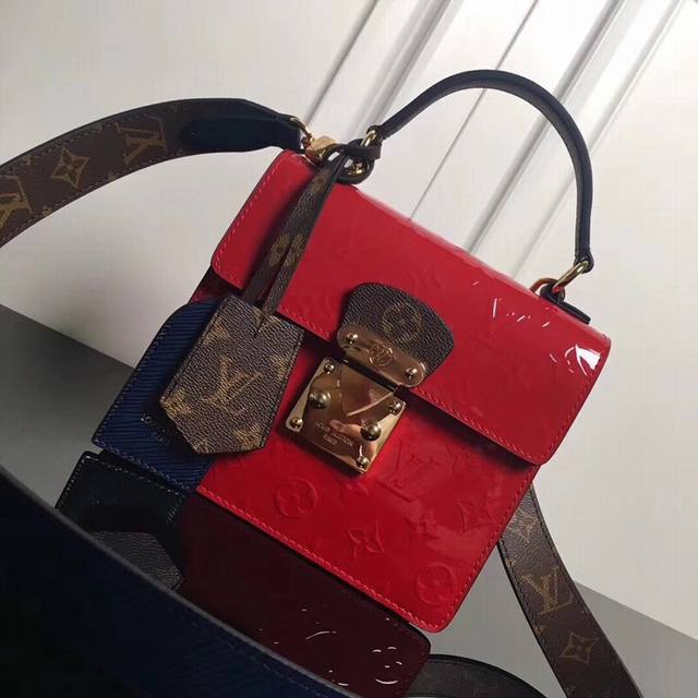 M90376 Red Top Original This Spring Street handbag is made of Monogram Vernis la