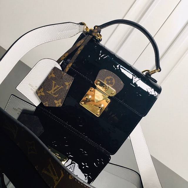M90376g Top-grade original This Spring Street handbag is made of Monogram Vernis