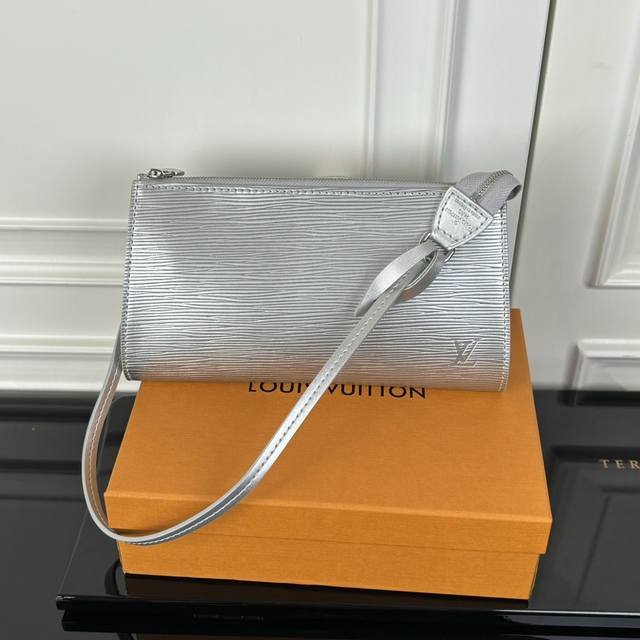 M82720 Silver Dynamic Code Top Original This accessory bag is redesigned in Loui