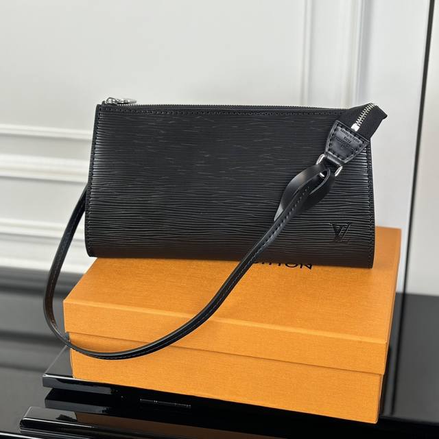 M82720 Black Dynamic Code Top Original This accessory bag is redesigned in Louis