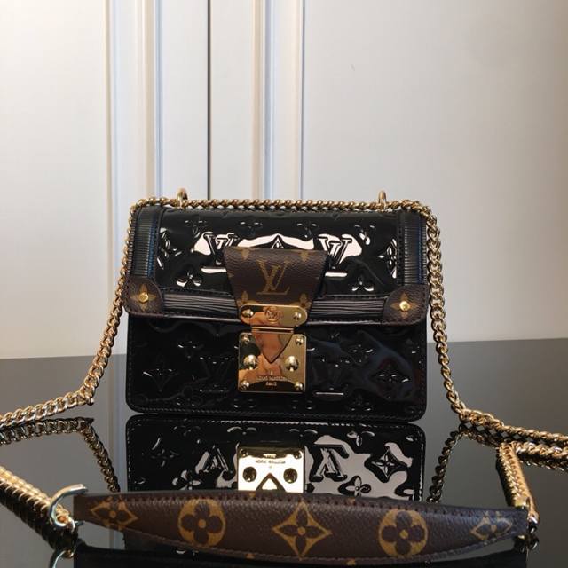 M90516 Black top-grade original Wynwood handbag witnesses the encounter between