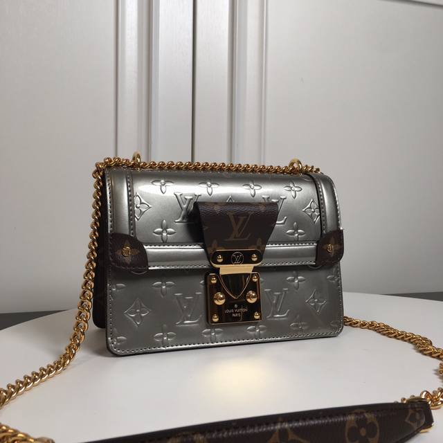 M90516 Silver top-grade original Wynwood handbag witnesses the encounter between