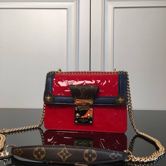 M90516 The red top-grade original Wynwood handbag witnesses the encounter betwee