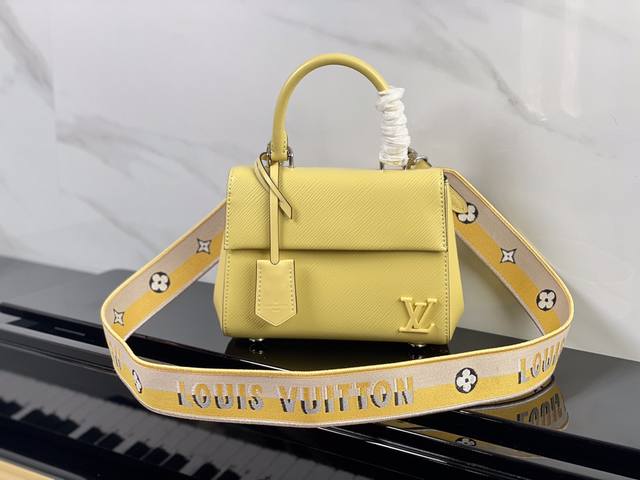 M58928 Yellow Top Original This Cluny mini bag features a removable jacquard sho