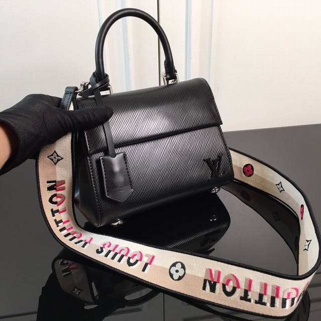 M58928 Black Original This Cluny mini bag features a removable jacquard shoulder