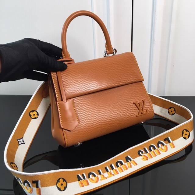 M58928 Caramel Brown Original This Cluny mini bag features a removable jacquard
