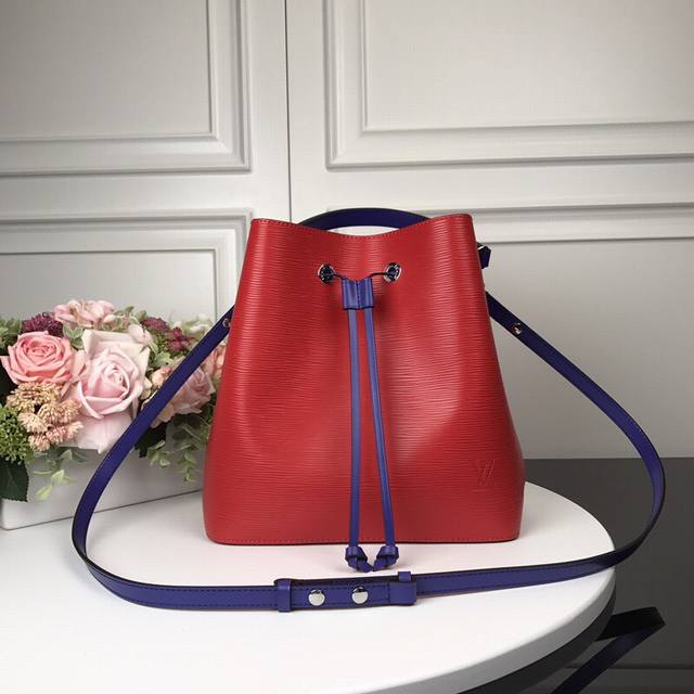 M54366 Red top original Lockme Bucket handbag The design prototype of this fashi