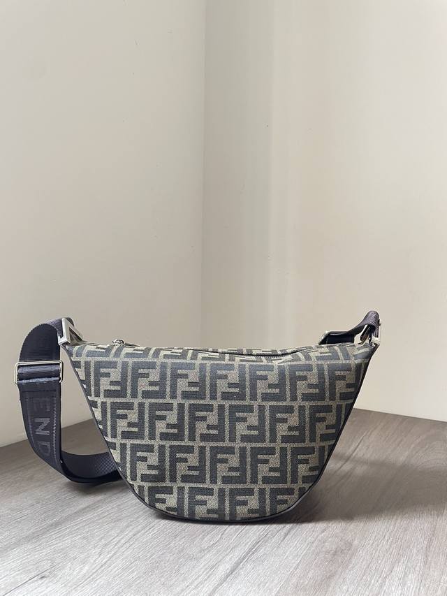 New Crescent Messenger Bag, exclusive genuine development, version-matching, Ykk