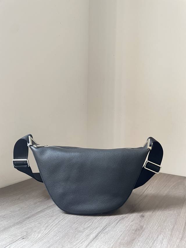 New Crescent Messenger Bag, exclusive genuine development, matching version, hig