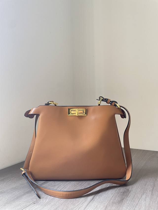 New medium Peekaboo Soft handbag, made of top-grain cowhide, velvet lining, divi