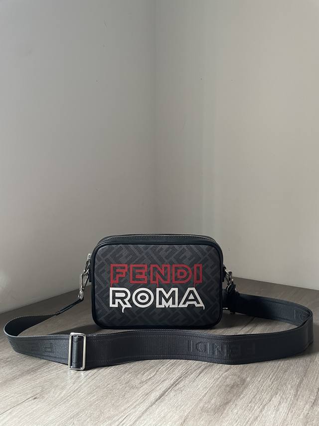 A must-have camera bag with simple design. Classic floral pattern with cowhide.