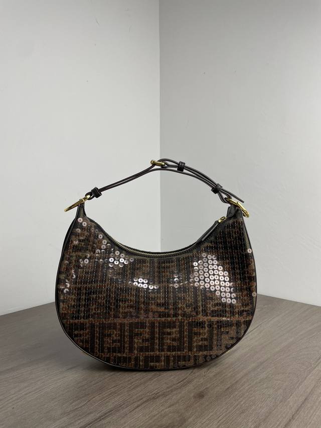 The new First beaded bag for autumn and winter, designed by designer Kim Jones,