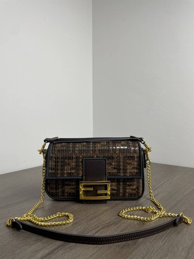 The latest autumn and winter monogram beaded mini Baguette baguette bag Classic