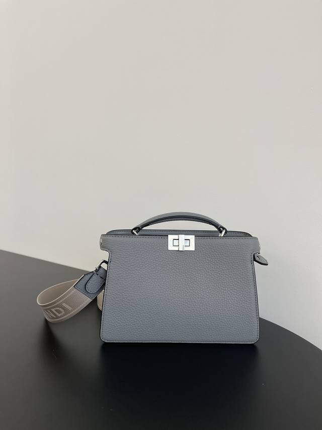 A very popular men's mini Peekaboo recently. It is not so exaggerated and domine