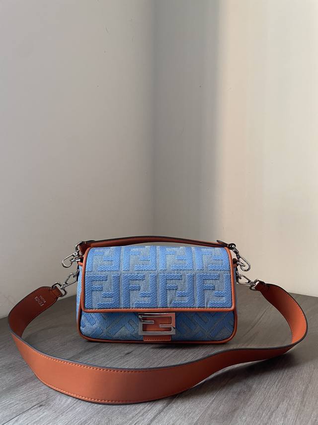 The latest embroidered baguette baguette bag is definitely the hottest fashion i