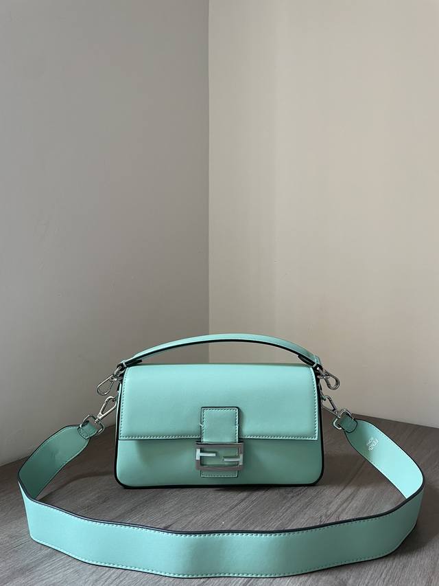 The latest Fend1 X Tiffany&Co classic medium-sized Baguette bag is made of class