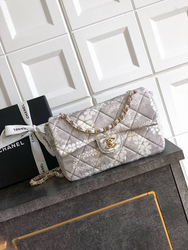 Top-grade original grey Ohanel beach Cf flap! The bag is very design-conscious,