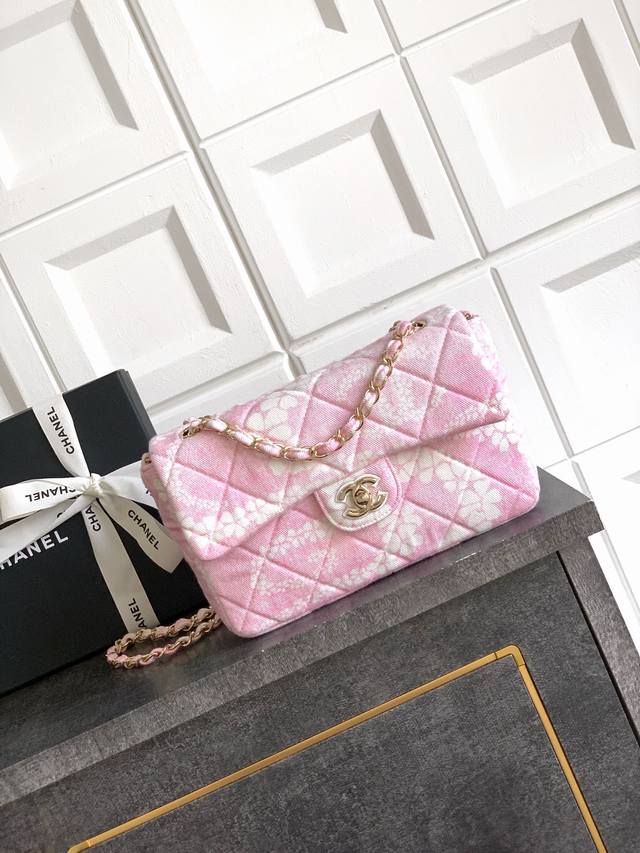 Top quality original pink Ohanel beach Cf flap! The bag is very design-conscious