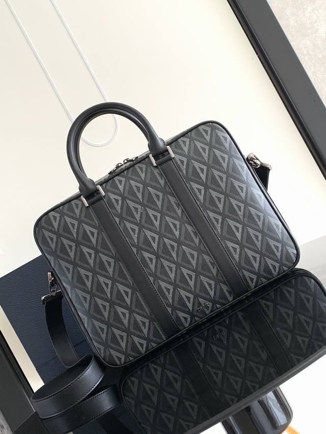 New to the Fall 2024 men's collection, this briefcase combines classic elegance