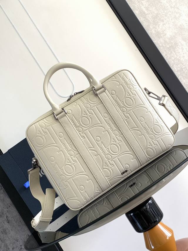 New to the Fall 2024 Men's Collection, this briefcase combines classic elegance
