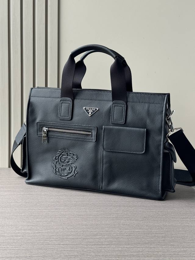 The latest hot Prada handbags from the top counters are shipped in large quantit