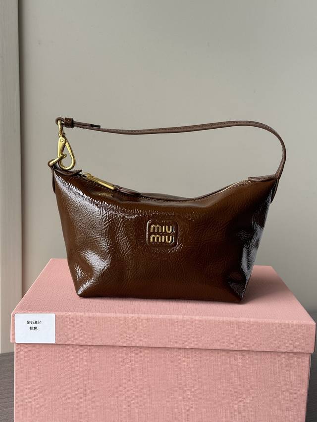 The latest product of Miumiu lunch box bag, oil wax patent leather lunch box bag