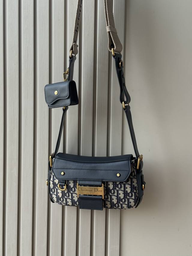 This Streetchic handbag is a new product in the 2025 Spring/Summer Ready-to-Wear