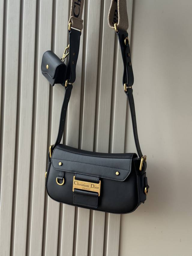 This Streetchic handbag is a new product in the 2025 Spring/Summer Ready-to-Wear