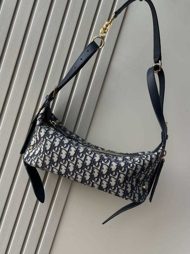 Premium original leather This D-Journey handbag is soft and modern, with a new i