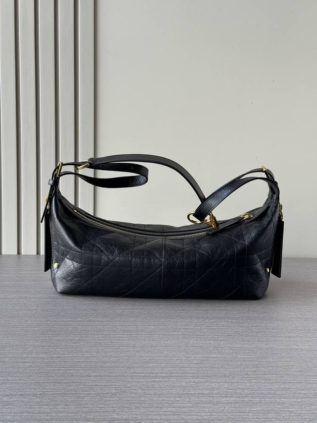Top-quality original leather This D-Journey handbag is a new product this season
