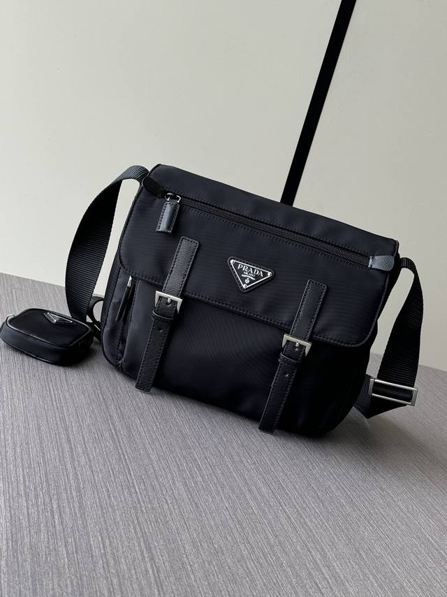 The latest style of the top counter mouse is Prada parachute nylon cloth with im