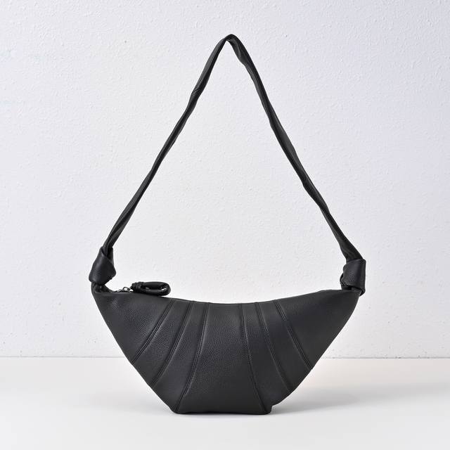 Lychee grain croissant bag medium size Loose and comfortable! Looks great with a