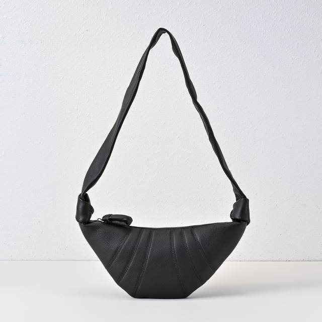 Lychee grain croissant small size Loose and comfortable! Looks great with a whit