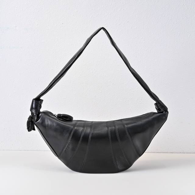 Large size sheepskin croissant bag, relaxed and comfortable! Looks great with a