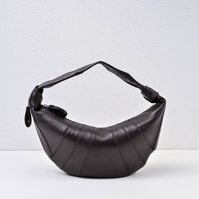 Ox horn underarm bag large size Material: Grade A sheepskin Size: 47