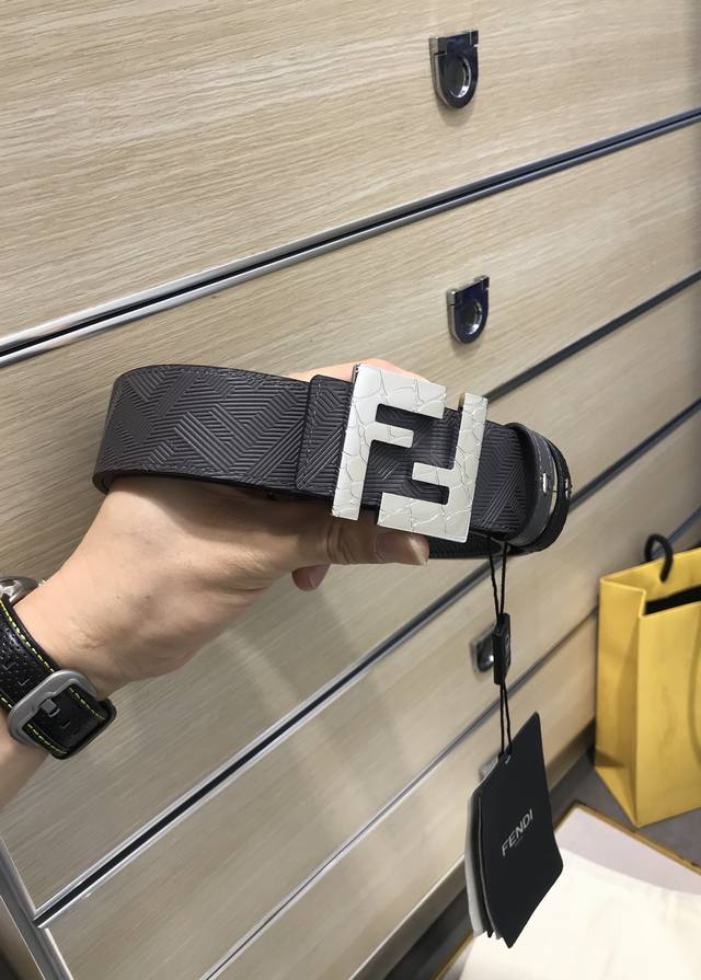 Fendi Italian imported first-layer lychee-grained cowhide with embossed leather