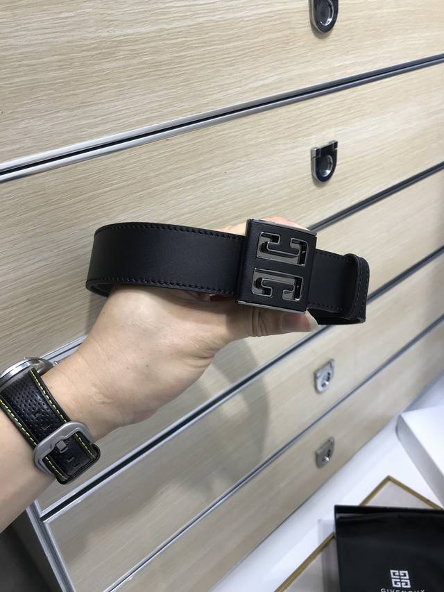 Givenchy double-sided Italian imported first-layer calfskin, with vacuum electro