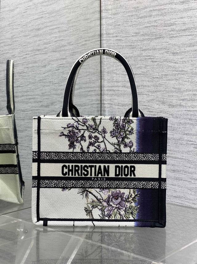 Small size in stock Tote's latest small size, I was attracted by this bag, which