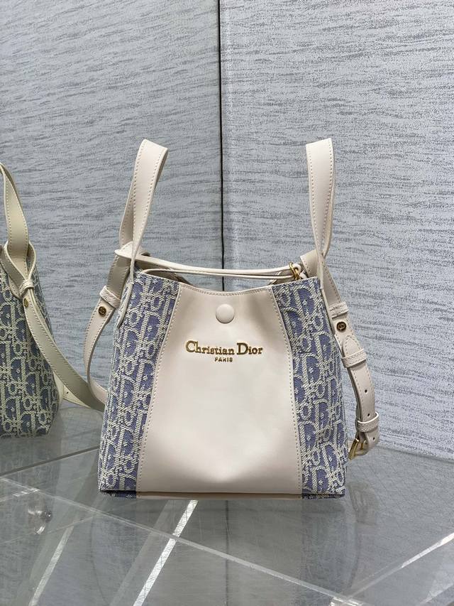 Small size in stock Signature raffia series bucket bag, absolutely practical kin
