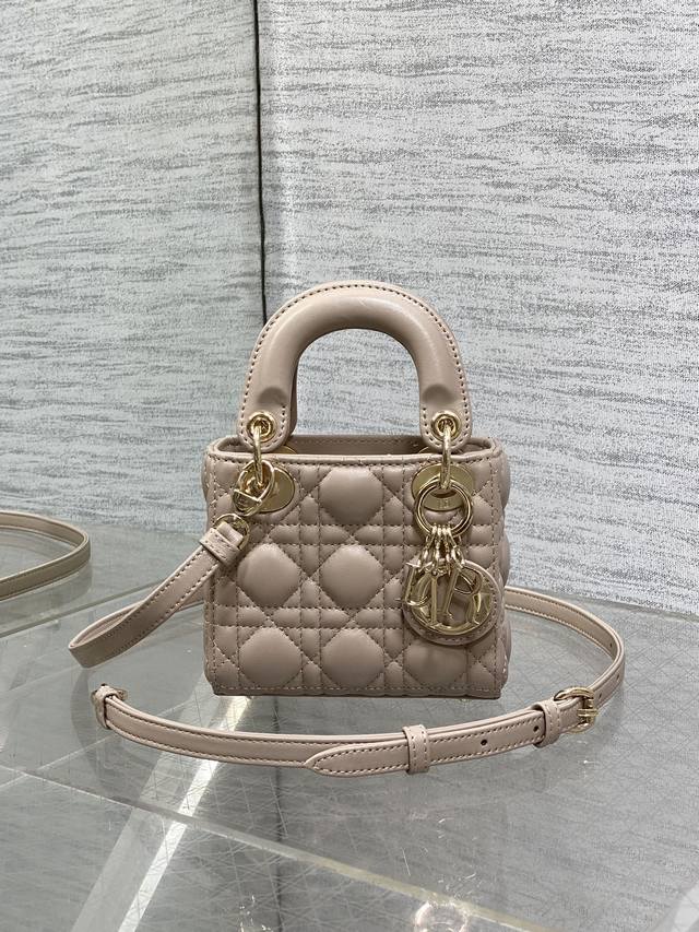 Retro pink in stock Lady's latest Micro series, a bag that can't hold anything b