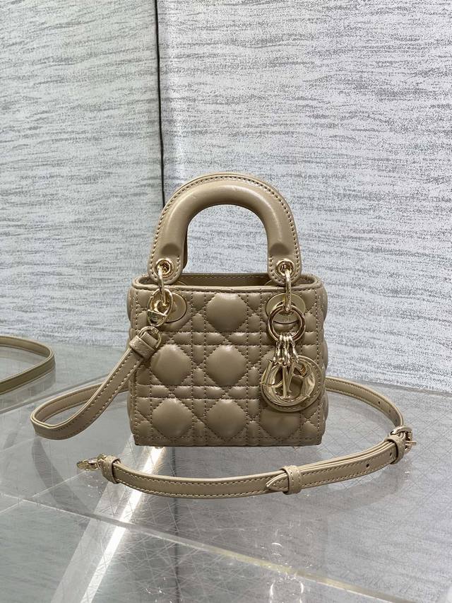 Milk tea color in stock Lady's latest Micro series, a bag that can't hold anythi