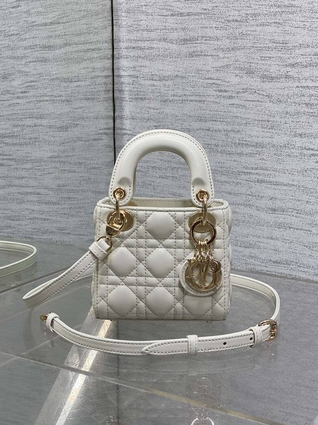 Aries Gold Spot Lady's latest Micro series, a bag that can't hold anything but a